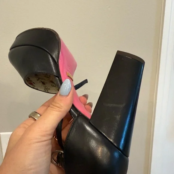 Gucci Black Heels with Floral Interior - Picture 7 of 7